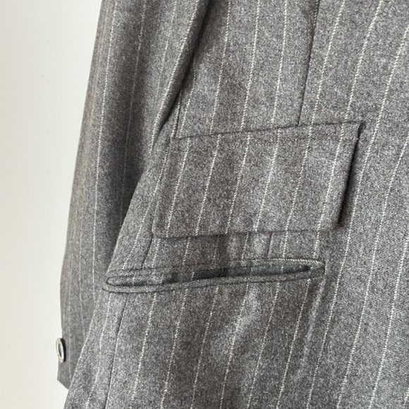 Men's Grey Pinstripe Blazer with Statement Lining - Picture 7 of 9